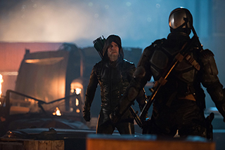 DC's Legends of Tomorrow -- "Star City 2046" -- Image LGN106b_0100.jpg -- Pictured: Steven Amell as Oliver Queen/The Green Arrow -- Photo: Diyah Pera/The CW -- ÃÂ© 2016 The CW Network, LLC. All Rights Reserved